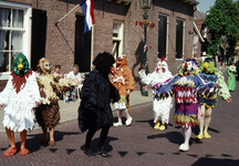 849806 Afbeelding van een gekostumeerde optocht in de Overstraat te Amerongen tijdens de viering van 700 jaar Amerongen.